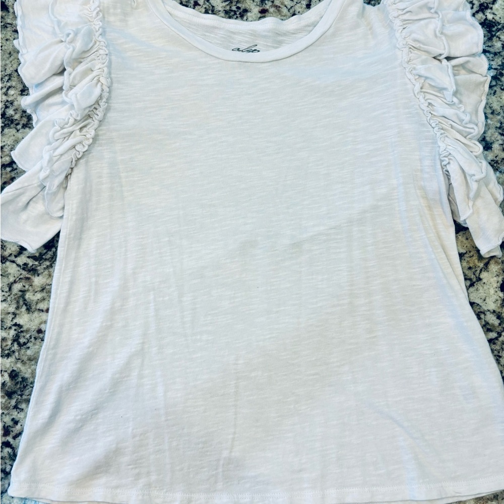 Trendy crisp white top.